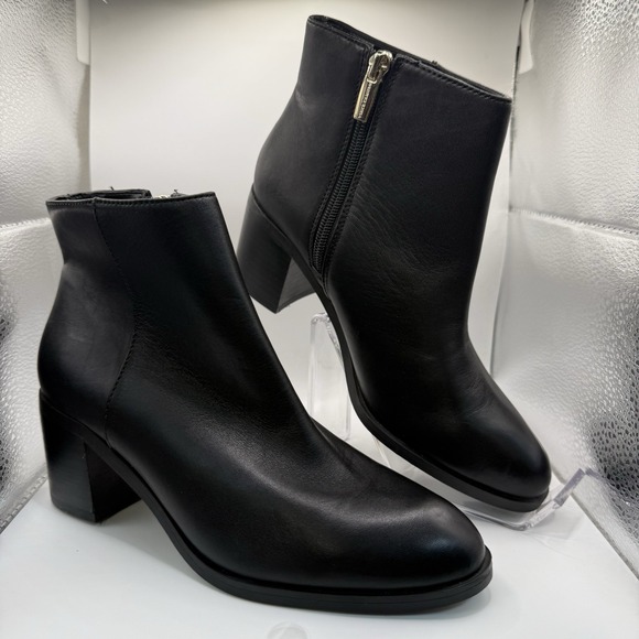 Vince Camuto Gaviren Black Leather Side Zip Ankle‎ Booties Boots Womens Sz 6 M - Picture 1 of 11